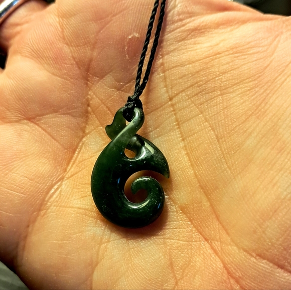 Genuine Natural New Zealand Maori Greenstone Koru Infinity Carved Pendant - Picture 4 of 4